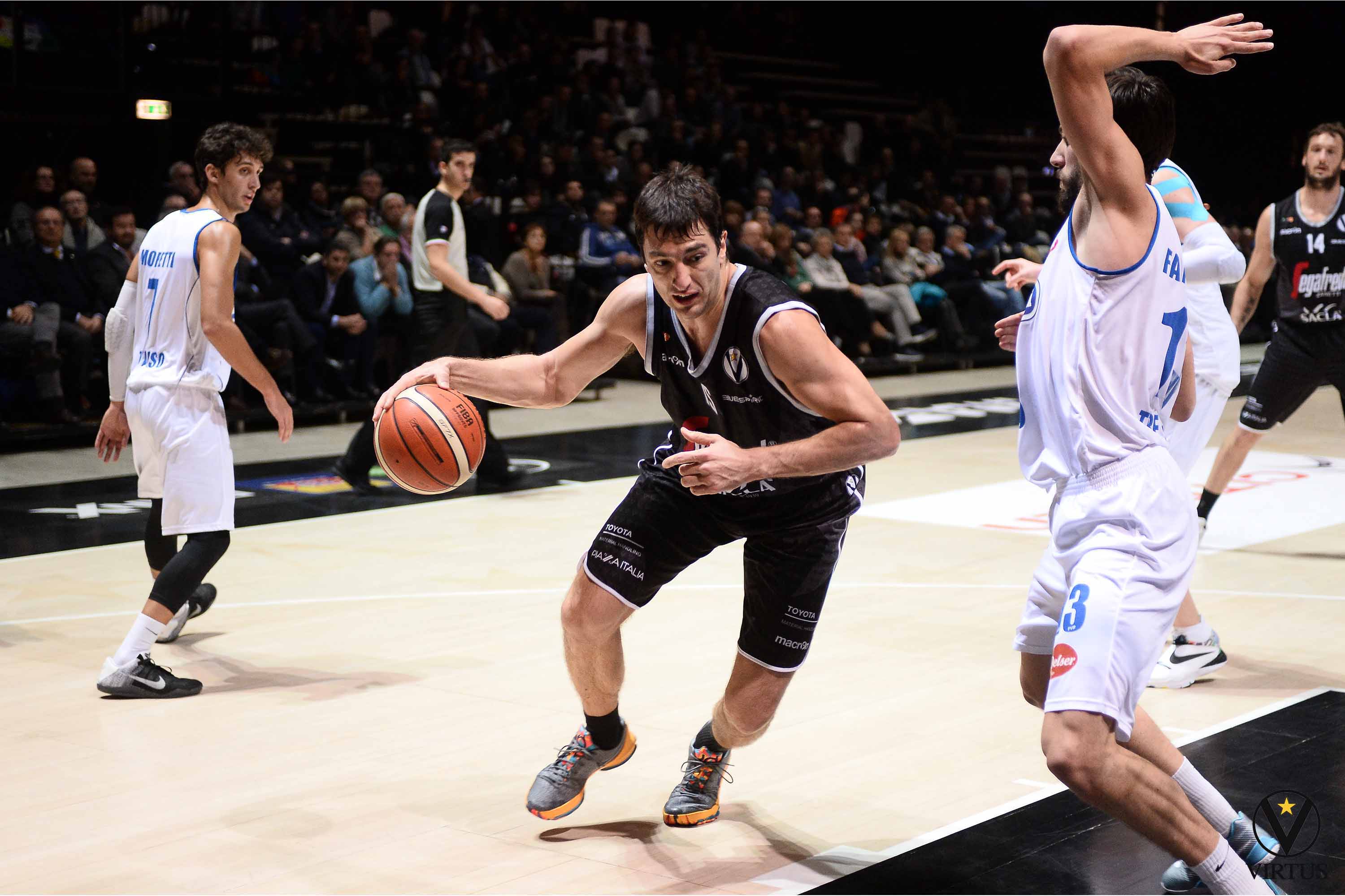 Bologna - 16/11/2016 - Andrea Michelori della Virtus Segafredo Bologna in azione durante la gara Segafredo Bologna vs De’ Longhi Treviso del campionato di pallacanestro LNP di Serie A2 2016/2017 alla Unipol Arena (Roberto Serra / Iguana Press / Virtus Pallacanestro Bologna)