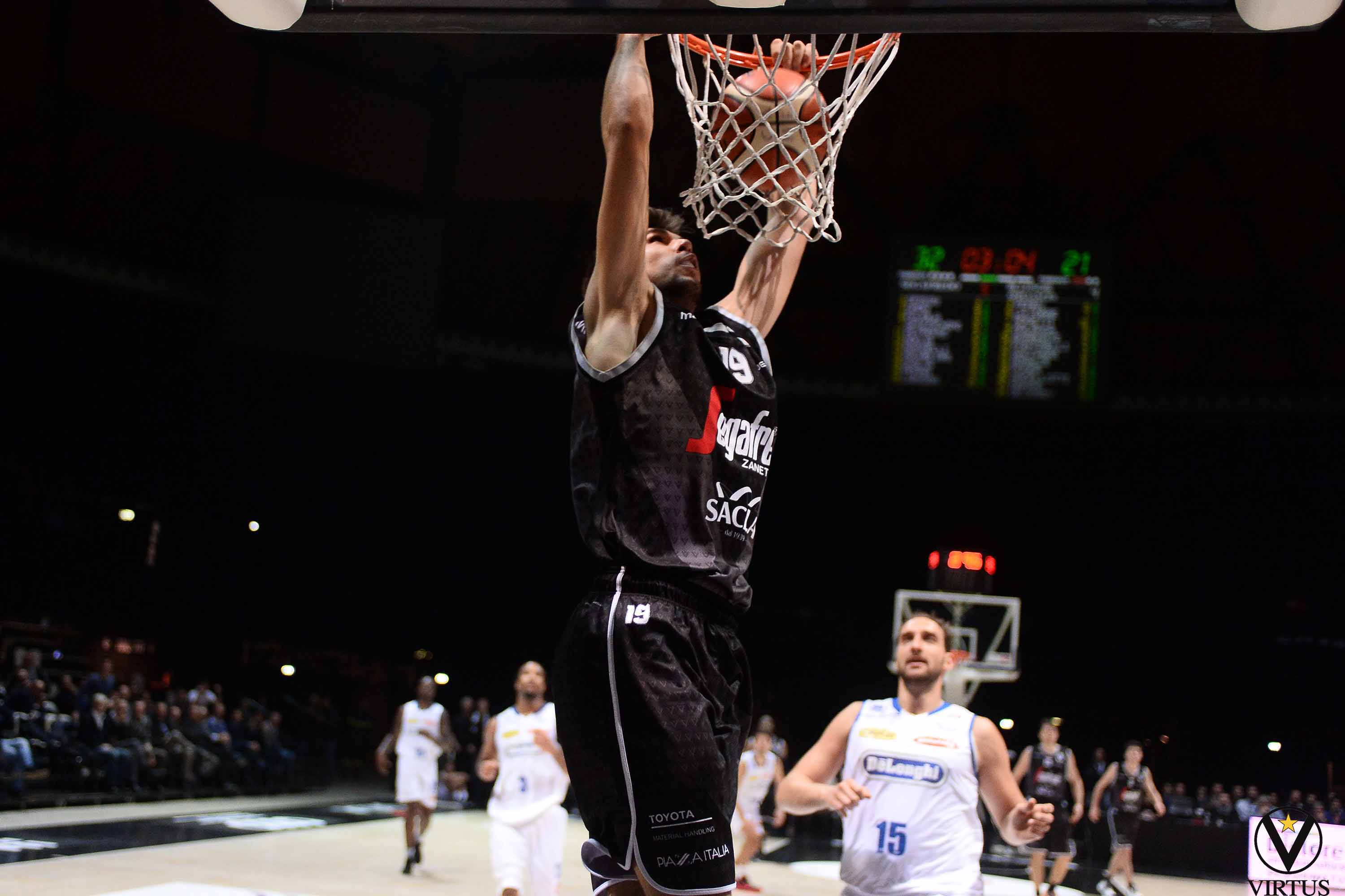 Bologna - 16/11/2016 - Tommaso Oxilia della Virtus Segafredo Bologna in azione durante la gara Segafredo Bologna vs De’ Longhi Treviso del campionato di pallacanestro LNP di Serie A2 2016/2017 alla Unipol Arena (Roberto Serra / Iguana Press / Virtus Pallacanestro Bologna)