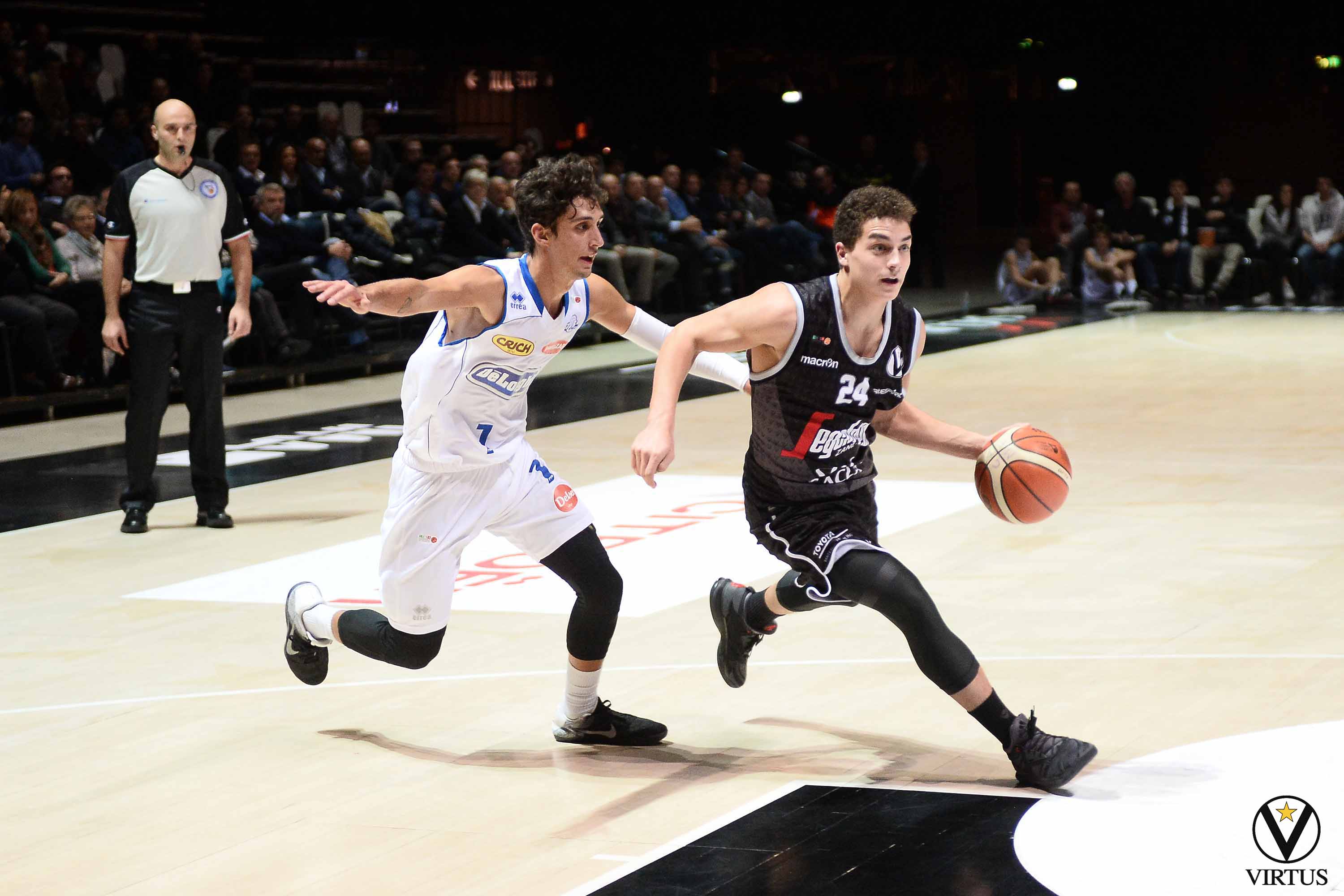 Bologna - 16/11/2016 - Lorenzo Penna della Virtus Segafredo Bologna in azione durante la gara Segafredo Bologna vs De’ Longhi Treviso del campionato di pallacanestro LNP di Serie A2 2016/2017 alla Unipol Arena (Roberto Serra / Iguana Press / Virtus Pallacanestro Bologna)