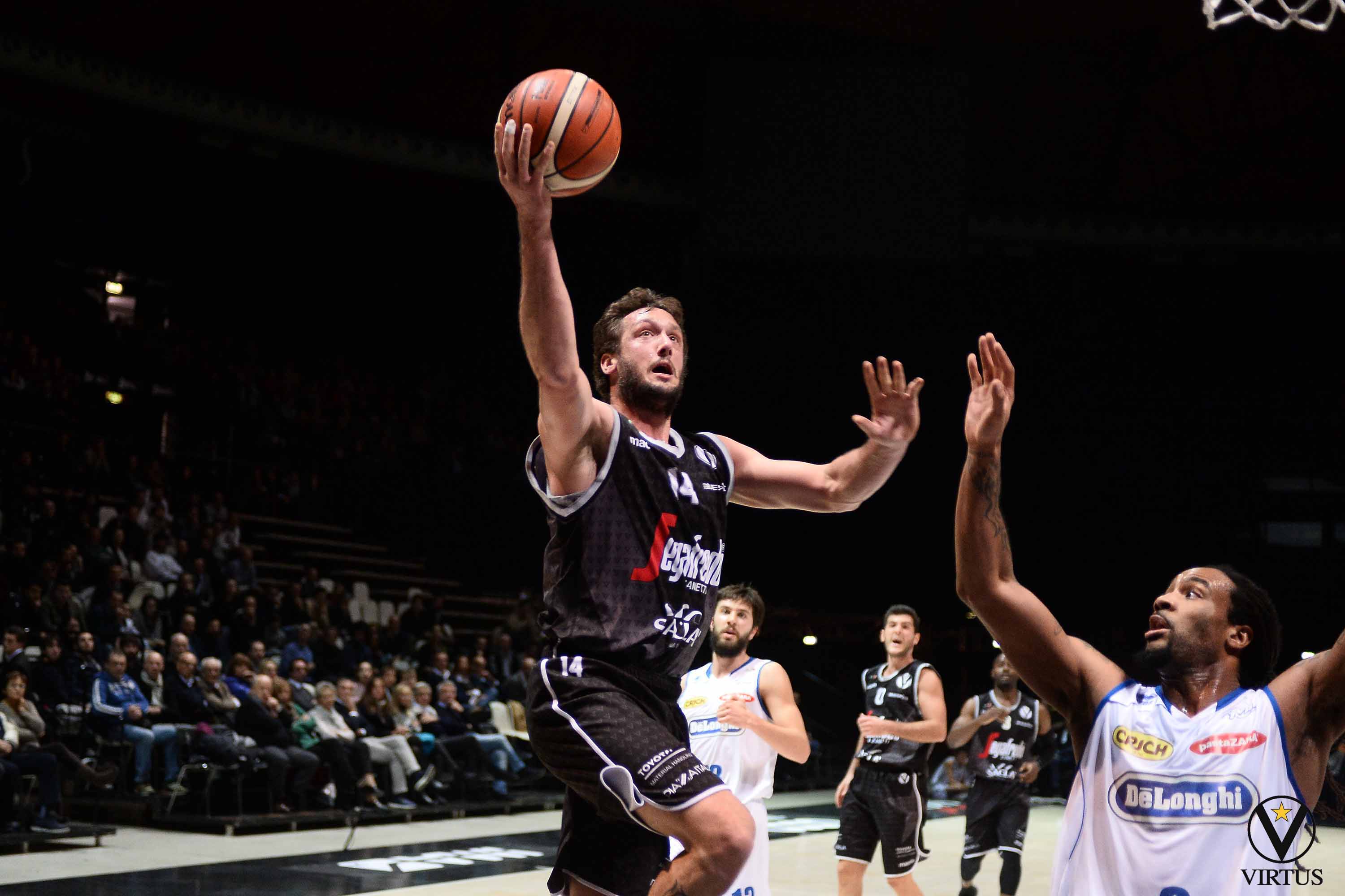 Bologna - 16/11/2016 - Guido Rosselli della Virtus Segafredo Bologna in azione durante la gara Segafredo Bologna vs De’ Longhi Treviso del campionato di pallacanestro LNP di Serie A2 2016/2017 alla Unipol Arena (Roberto Serra / Iguana Press / Virtus Pallacanestro Bologna)