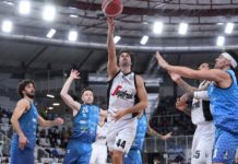 Microfono a Milos Teodosic