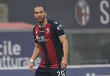 Microfono a De Silvestri per commentare la vittoria